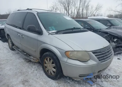 2005 Chrysler Town & Country Touring z USA, uszkodzony, nr VIN 2C4GP54L15R204301